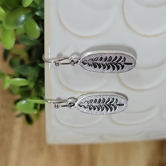 🔥LAST PAIR🔥 Dainty Pine Drop Earrings - Picture 4 of 7